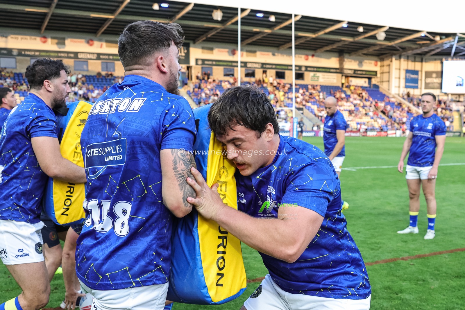Matty Ashton of Warrington Wolves and Max Wood of Warrington Wolves in the pre-game warm up during the Betfred Super League round 23 match Warrington Wolves vs York Knights at The Halliwell Jones Stadium, Warrington, United Kingdom on 13 August 2026

(Photo by Mark Cosgrove/News Images)