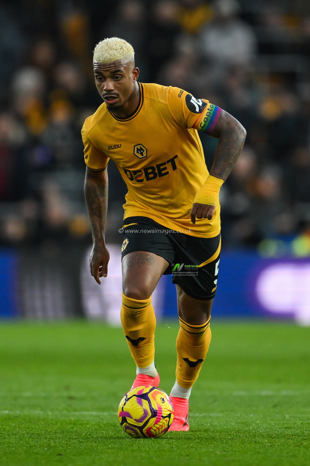 Mario Lemina of Wolverhampton Wanderers makes a break with the ball during the Premier League match Wolverhampton Wanderers vs Bournemouth at Molineux, Wolverhampton, United Kingdom, 30th November 2024

(Photo by Craig Thomas/News Images)