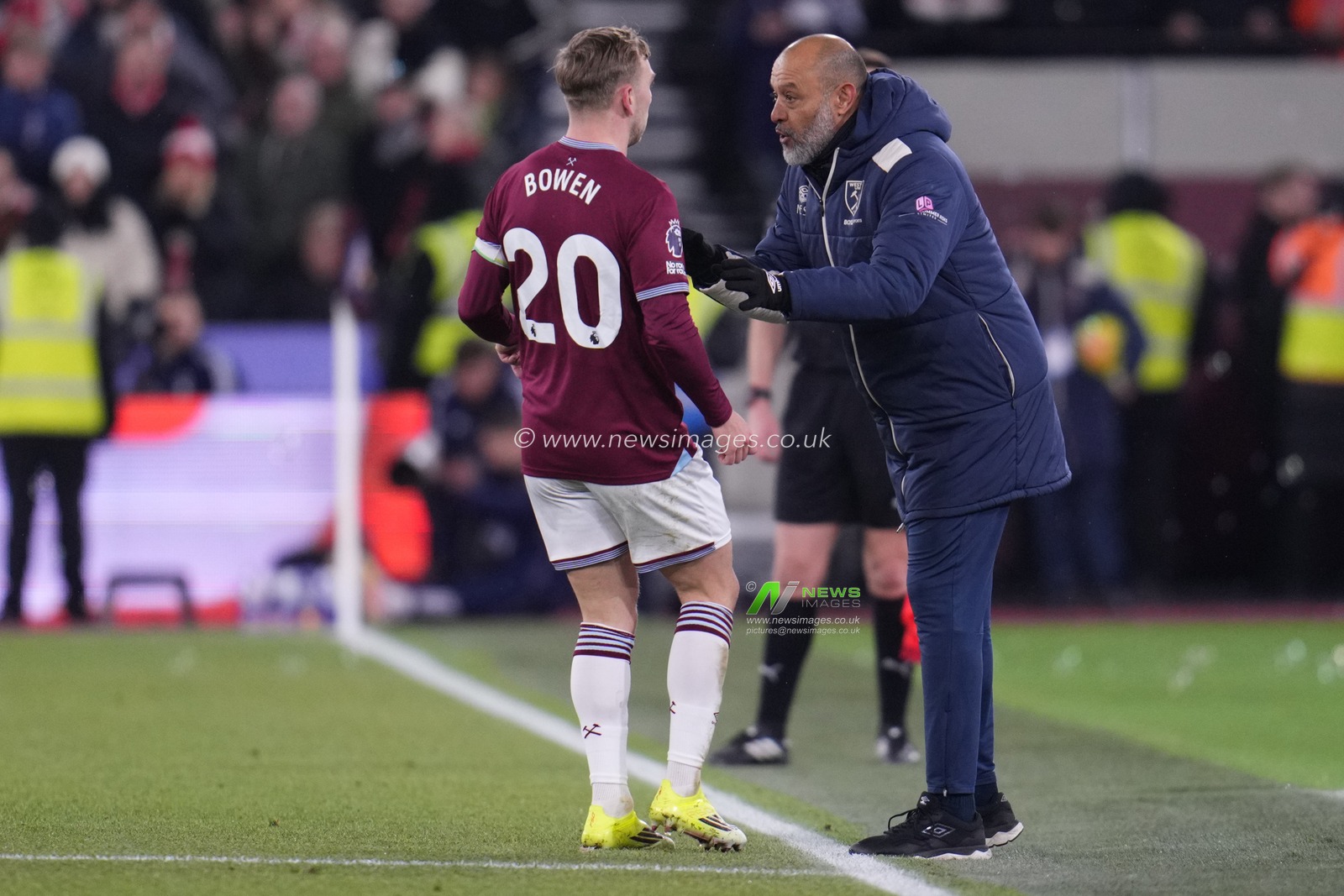 Nuno Espirito Santo manager of West Ham United and Jarrod Bowen of West Ham United during the Premier League match West Ham United vs Nottingham Forest at London Stadium, London, United Kingdom, 6th January 2026

(Photo by Harvey Murphy/News Images)

*** GER AUT SUI OUT ***