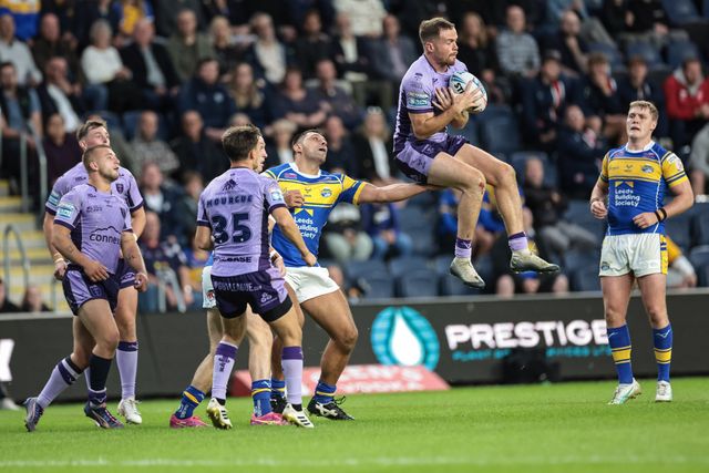 Ryan Hall of Leeds Rhinos gives Joe Burgess of Hull KR a hand-up for the high-ball during the Betfred Super League round 23 match Leeds Rhinos vs Hull KR at Headingley Stadium, Leeds, United Kingdom, 21st August 2025

(Photo by Mark Cosgrove/News Images)