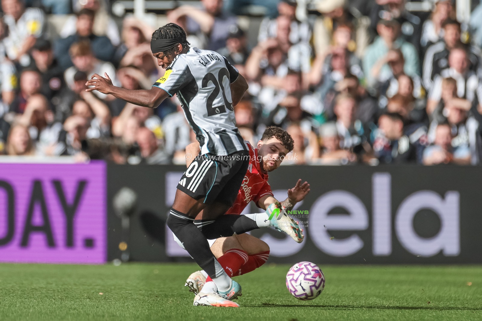 Anthony Elanga of Newcastle Untied is tackled by Neco Williams of Nottingham Forest united during the Premier League match Newcastle United vs Nottingham Forest at St. James's Park, Newcastle, United Kingdom, 5th October 2025

(Photo by Mark Cosgrove/News Images)