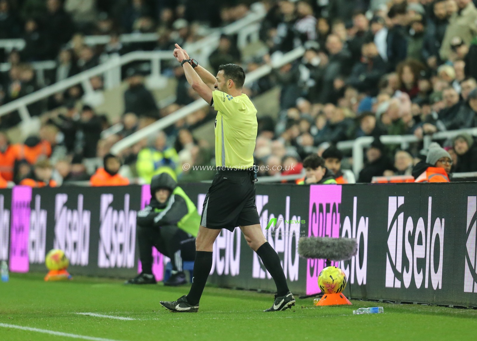 referee Andrew Madley checks the VAR screen during the Premier League match Newcastle Untied vs Brentford at St. James's Park, Newcastle, United Kingdom on 07 February 2026

(Photo by Richard Bierton/News Images)