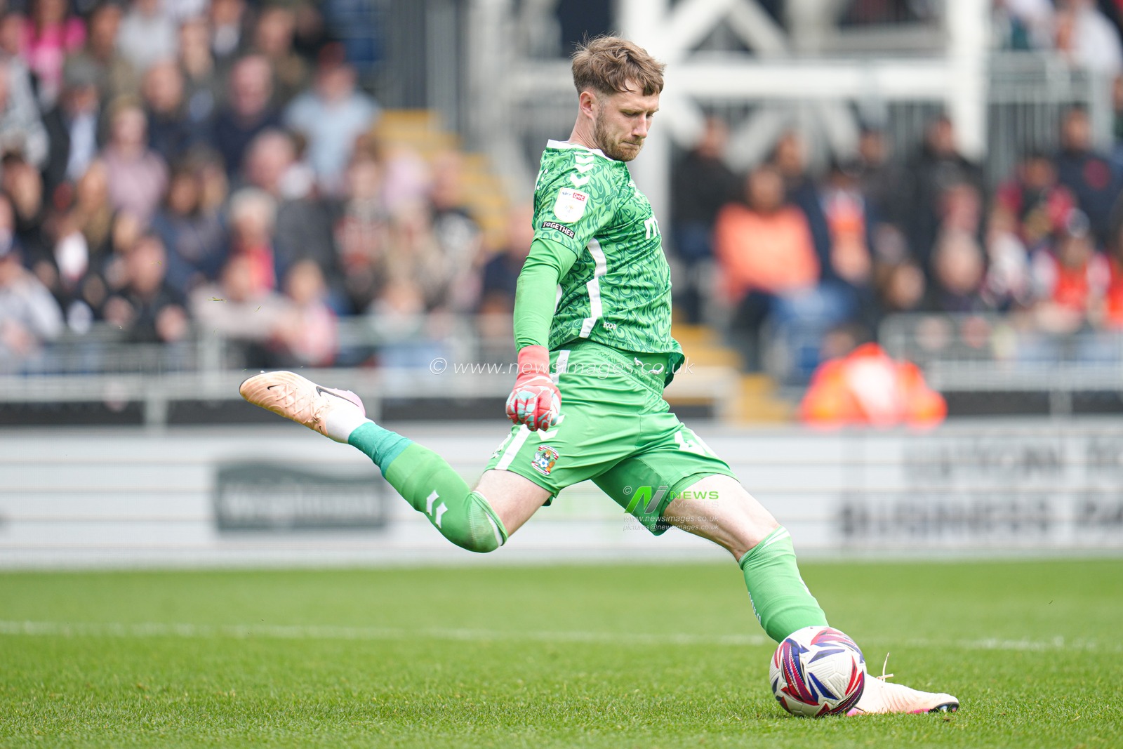 Bradley Collins of Coventry City during the Sky Bet Championship match Luton Town vs Coventry City at Kenilworth Road, Luton, United Kingdom, 26th April 2025

(Photo by Harvey Murphy/News Images)