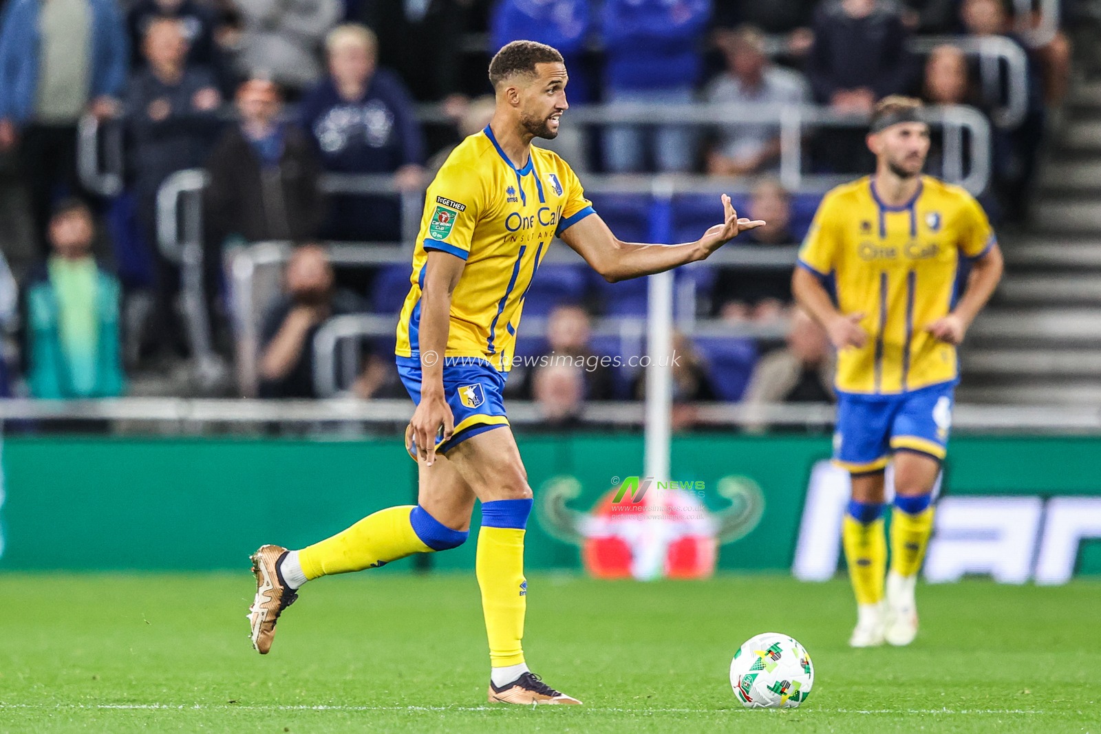 Kyle Knoyle of Mansfield Town gives his team instructions during the Carabao Cup match Everton vs Mansfield Town at Hill Dickinson Stadium, Liverpool, United Kingdom, 27th August 2025

(Photo by Alfie Cosgrove/News Images)