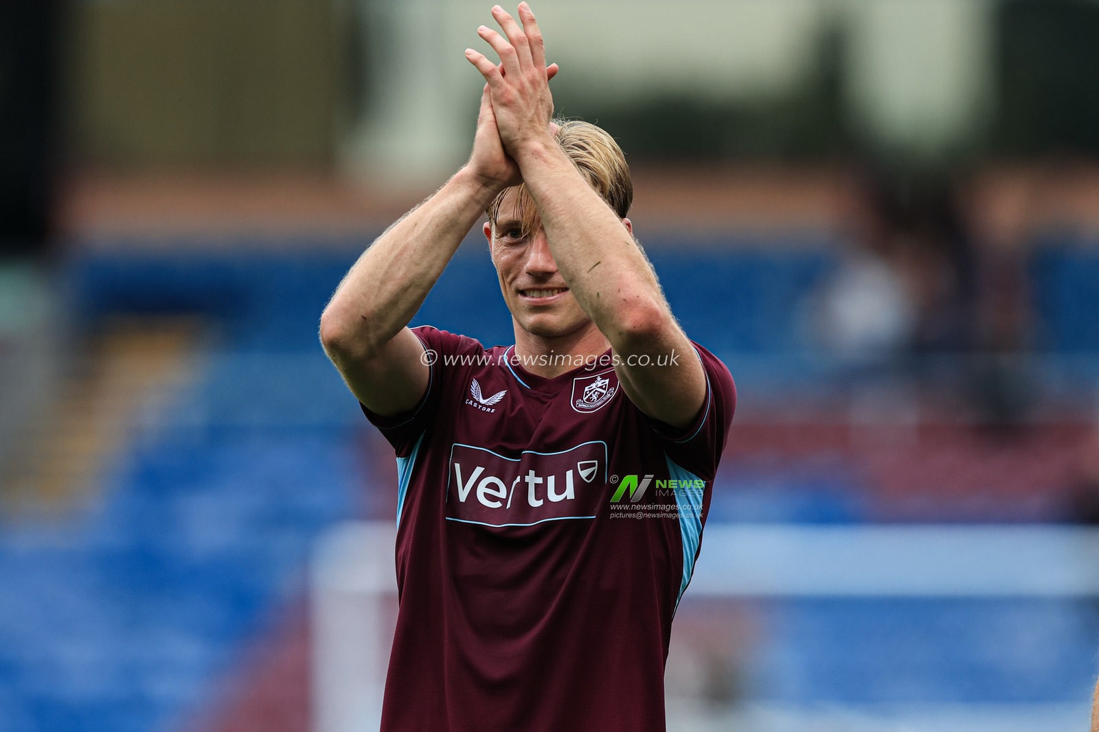 Zian Flemming of Burnley claps fans after 2-2 draw after the Sky Bet Championship match Burnley vs West Ham United at Turf Moor, Burnley, United Kingdom on 16 August 2026

(Photo by Jorge Horsted/News Images)
