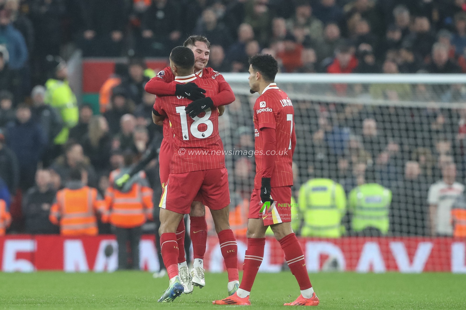 Cody Gakpo of Liverpool celebrates his goal to make it 1-1 with team mates during the Premier League match Liverpool vs Manchester United at Anfield, Liverpool, United Kingdom, 5th January 2025

(Photo by Gareth Evans/News Images)