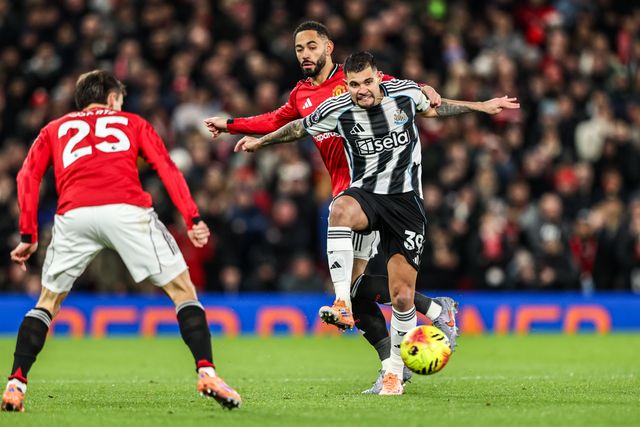 Bruno Guimaraes of Newcastle United passes the ball under pressure from Matheus Cunha of Manchester Untied during the Premier League match Manchester United vs Newcastle United at Old Trafford, Manchester, United Kingdom, 26th December 2025

(Photo by Alfie Cosgrove/News Images)

*** GER AUT SUI OUT ***
