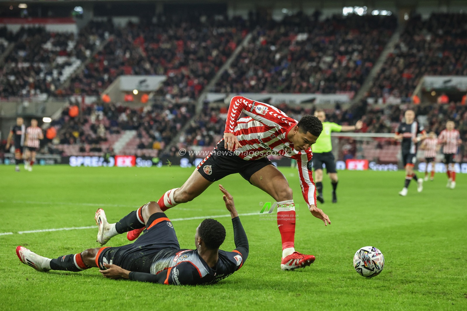 Lamine Fanne of Luton Town is fouled by Jobe Bellingham of Sunderland during the Sky Bet Championship match Sunderland vs Luton Town at Stadium Of Light, Sunderland, United Kingdom, 12th February 2025

(Photo by Alfie Cosgrove/News Images)
