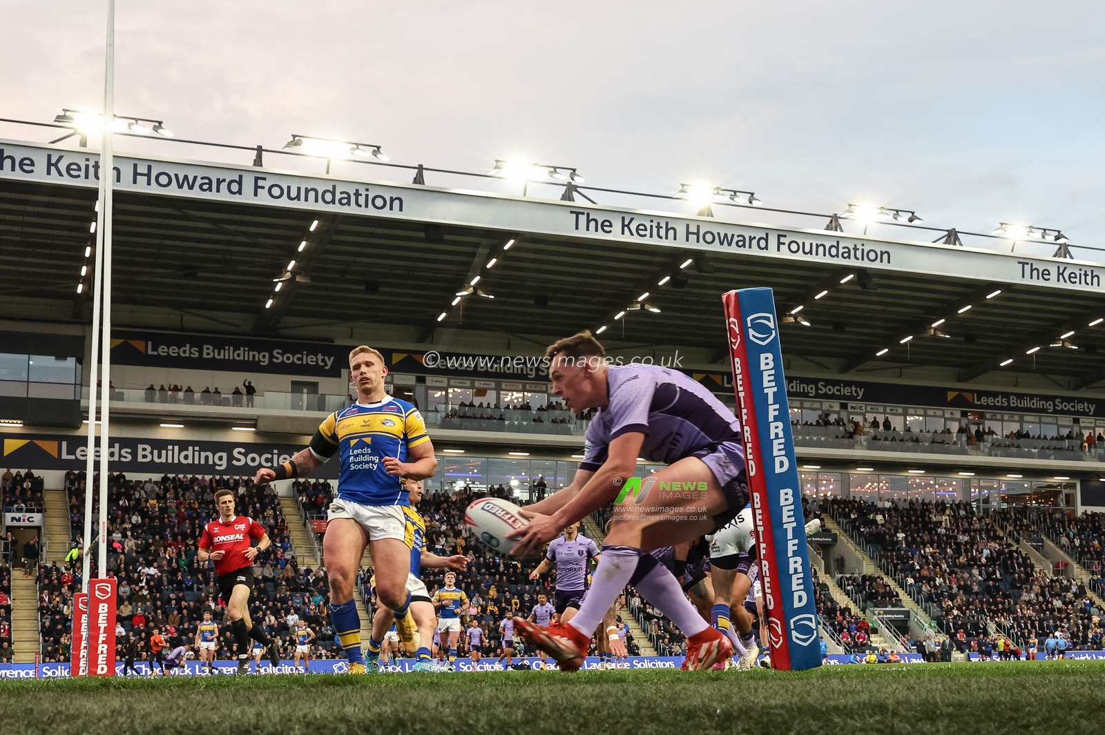 Jack Broadbent of Hull KR goes over for a try during the Betfred Super League round 9 match Leeds Rhinos vs Hull KR at Headingley Stadium, Leeds, United Kingdom, 25th April 2025

(Photo by Mark Cosgrove/News Images)
