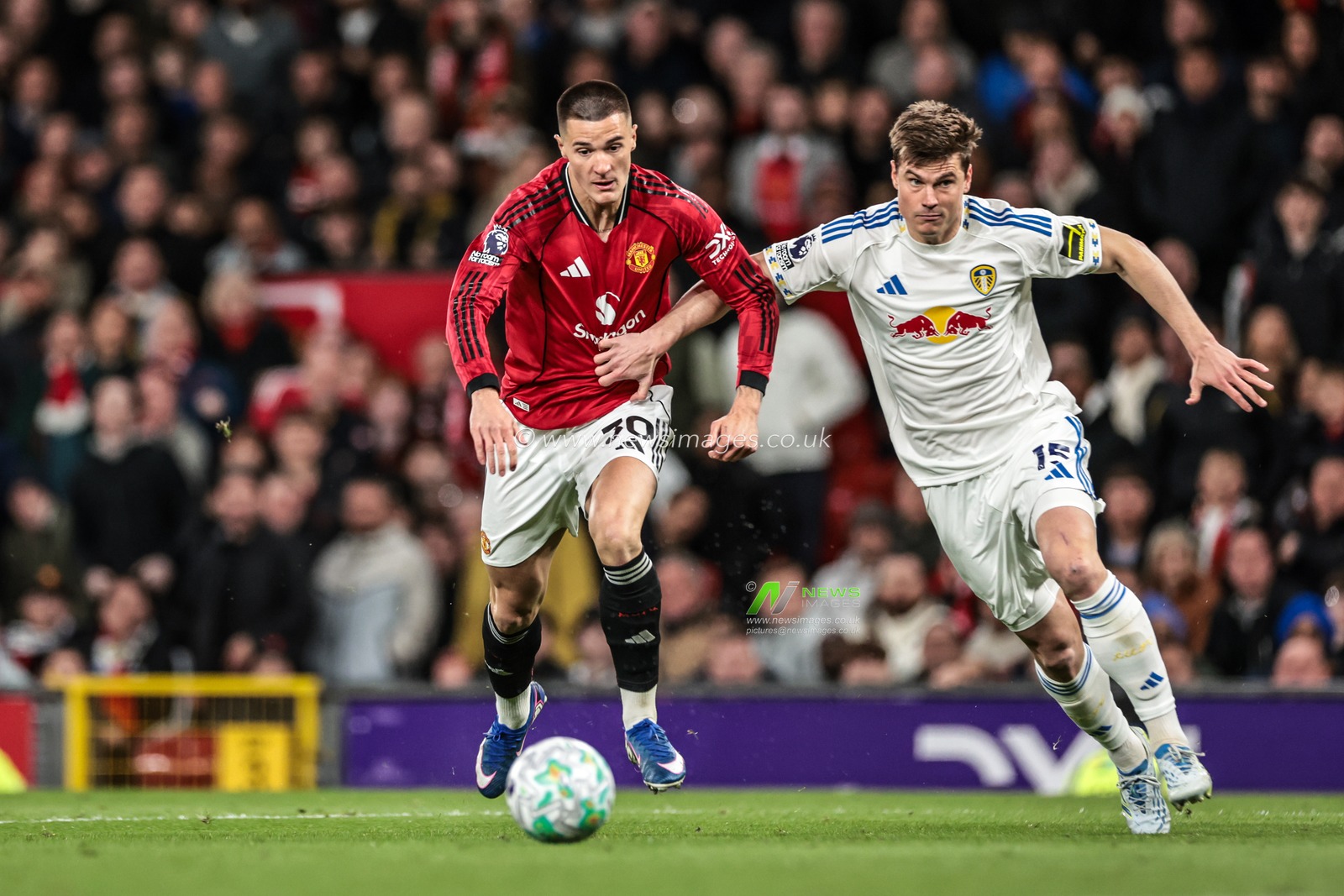 Benjamin Sesko of Manchester United breaks away from Jaka Bijol of Leeds United during the Premier League match Manchester United vs Leeds United at Old Trafford, Manchester, United Kingdom on 13 April 2026

(Photo by Mark Cosgrove/News Images)
