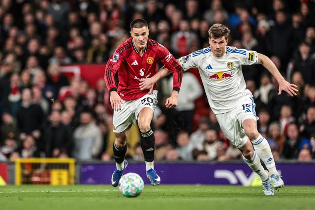 Benjamin Sesko of Manchester United breaks away from Jaka Bijol of Leeds United during the Premier League match Manchester United vs Leeds United at Old Trafford, Manchester, United Kingdom on 13 April 2026

(Photo by Mark Cosgrove/News Images)