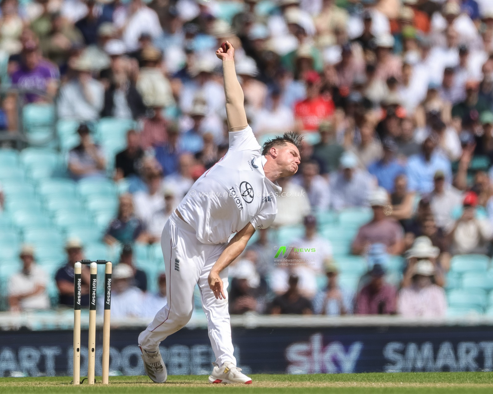 Sonny Baker of England delivers the ball during the 2nd Rothesay Test Match Day 2 match England vs New Zealand at The Kia Oval, London, United Kingdom on 18 June 2026

(Photo by Mark Cosgrove/News Images)