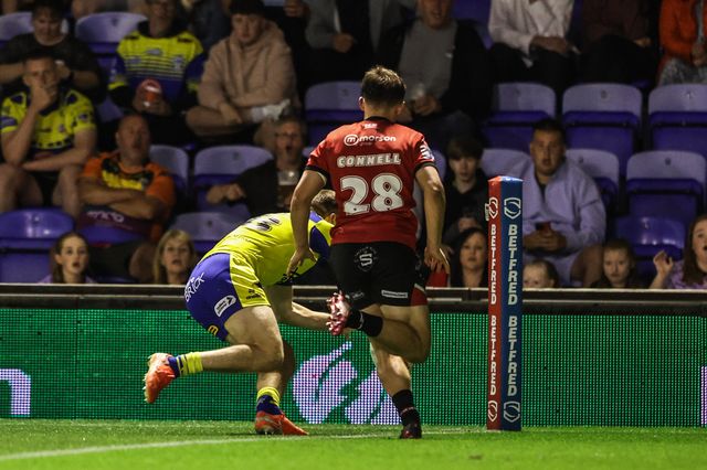 Jake Thewlis of Warrington Wolves goes over for a try during the Betfred Super League Round 24 match Warrington Wolves vs Salford Red Devils at Halliwell Jones Stadium, Warrington, United Kingdom, 29th August 2025

(Photo by Alfie Cosgrove/News Images)