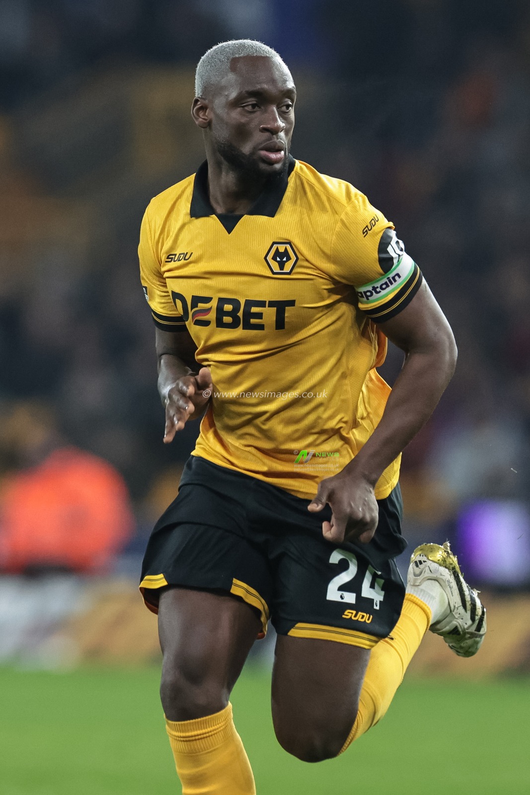Toti Gomes of Wolverhampton Wanderers during the Premier League match Wolverhampton Wanderers vs Crystal Palace at Molineux, Wolverhampton, United Kingdom, 22nd November 2025

(Photo by Mark Cosgrove/News Images)

*** GER AUT SUI OUT ***