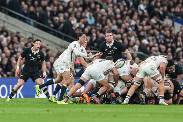 Cam Roigard  of New Zealand looks over the scrum during the Quilter Nations Series 2025 match England vs New Zealand at Allianz Stadium, Twickenham, United Kingdom, 15th November 2025

(Photo by Mark Cosgrove/News Images)

*** GER AUT SUI OUT ***