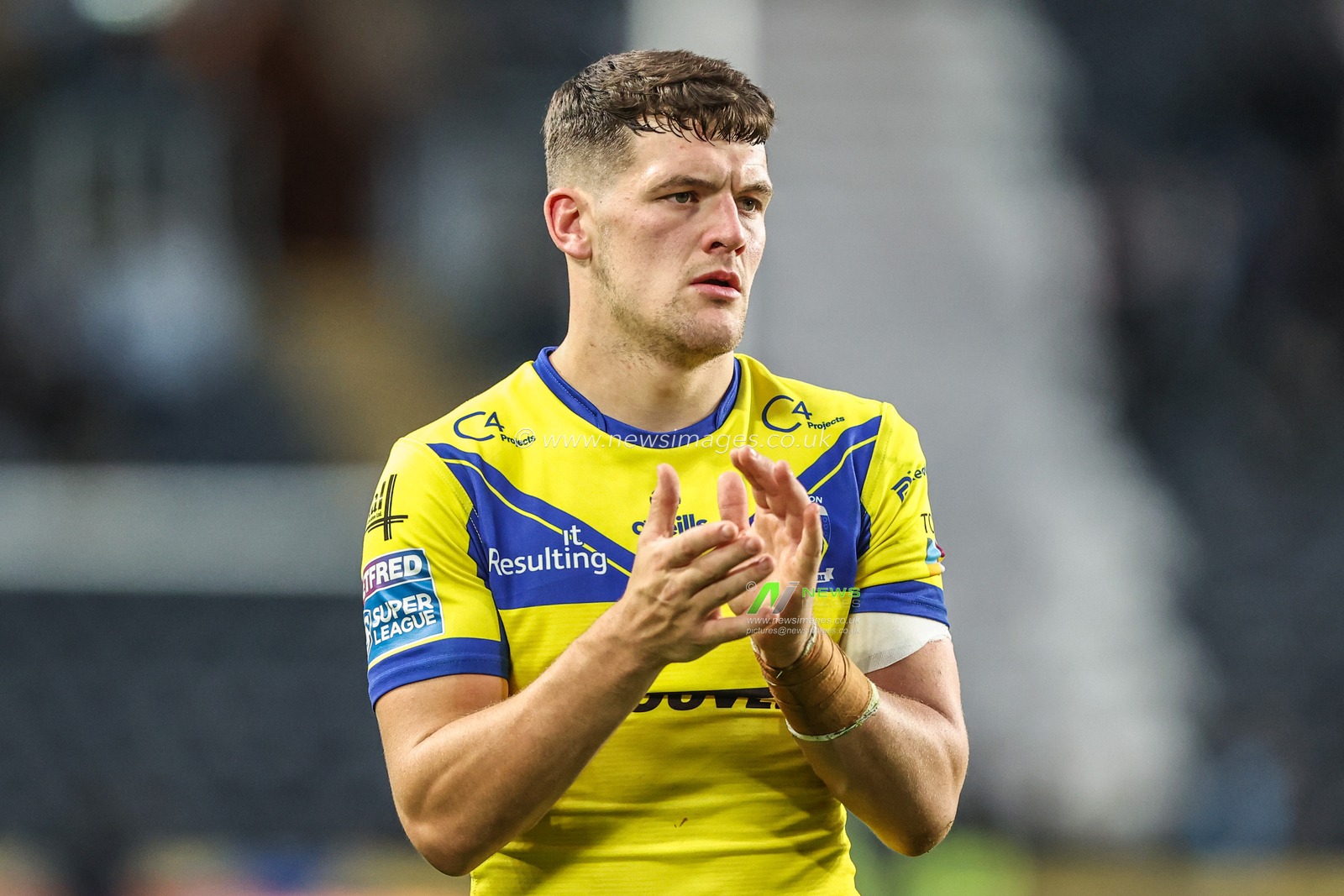 Josh Thewlis of Warrington Wolves applauds the fans after the game during the Betfred Super League Round 26 match Hull FC vs Warrington Wolves at MKM Stadium, Hull, United Kingdom, 13th September 2025

(Photo by Alfie Cosgrove/News Images)