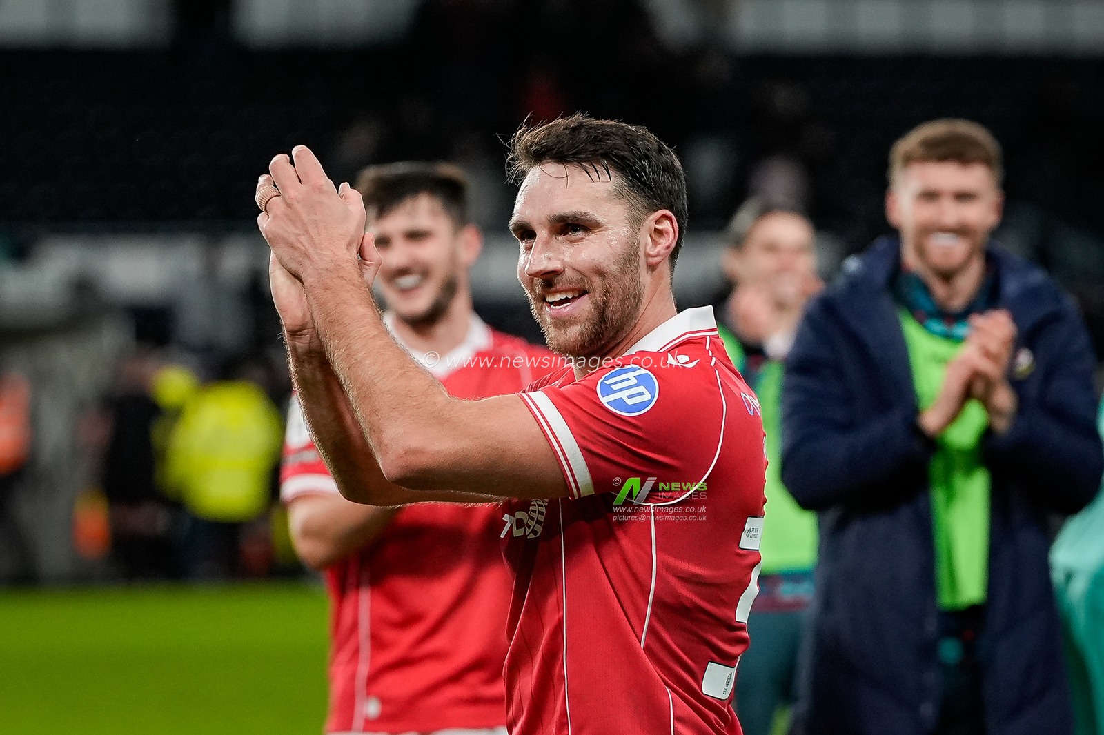 Matthew James of Wrexham applauds the fans after the final whistle during the Sky Bet Championship match Derby County vs Wrexham at Pride Park Stadium, Derby, United Kingdom, 4th January 2026

(Photo by Maynard Manyowa/News Images)

*** GER AUT SUI OUT ***