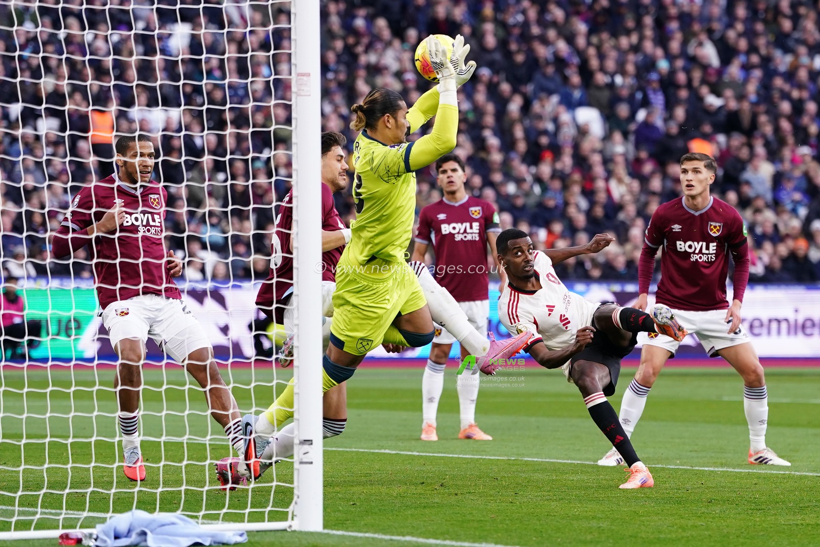 Alphonse Areola of West Ham United denies Alexander Isak of Liverpool during the Premier League match West Ham United vs Liverpool at London Stadium, London, United Kingdom, 30th November 2025

(Photo by Harvey Murphy/News Images)

*** GER AUT SUI OUT ***