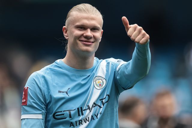 Erling Haaland of Manchester City celebrates the 4-0 win with the fans during the Emirates FA Cup Quarter-Final match Manchester City vs Liverpool at Etihad Stadium, Manchester, United Kingdom on 04 April 2026

(Photo by Mark Cosgrove/News Images)