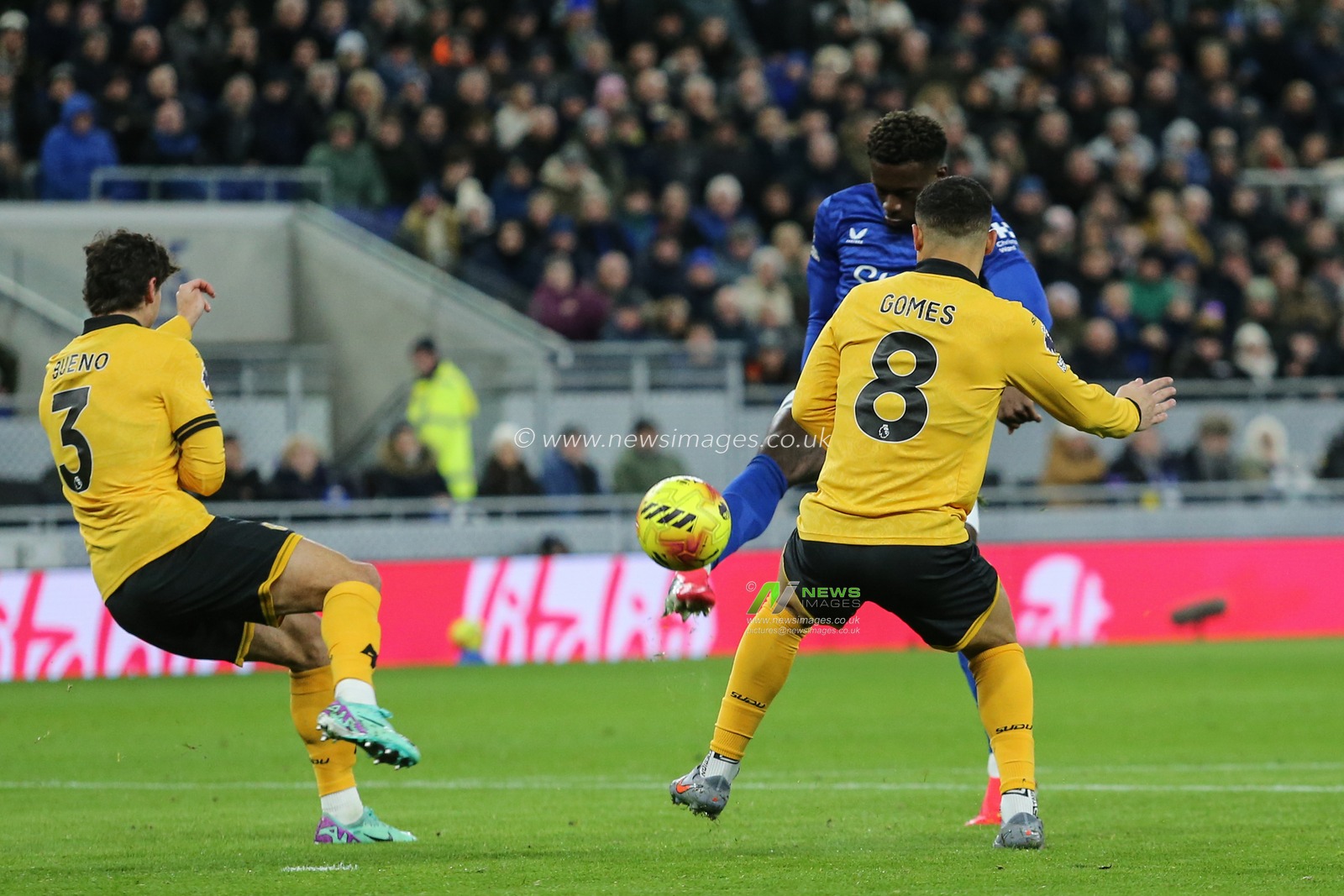Tim Iroegbunam of Everton shoots on goal during the Premier League match Everton vs Wolverhampton Wanderers at Hill Dickinson Stadium, Liverpool, United Kingdom, 7th January 2026

(Photo by Richard Bierton/News Images)

*** GER AUT SUI OUT ***