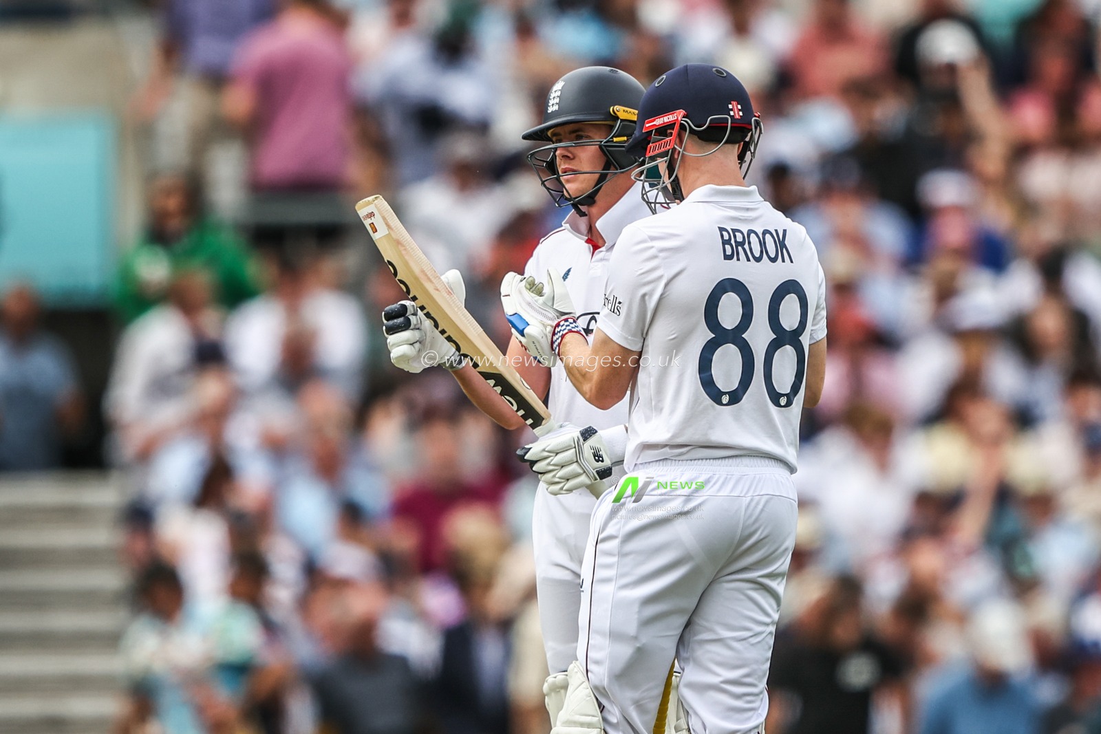 Jamie Smith of England has a chat with Harry Brook of England during the 5th Rothesay Test Match Day 2 England v India at The Kia Oval, London, United Kingdom, 1st August 2025

(Photo by Alfie Cosgrove/News Images)