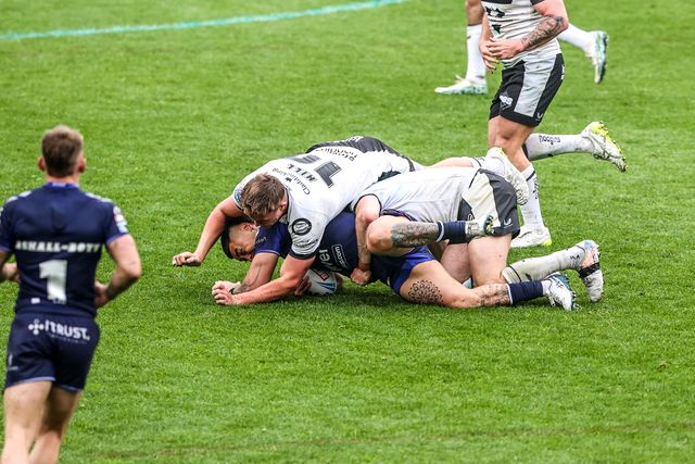 Tiaki Chan of Toulouse Olympique is tackled by Harvie Hill of Hull FC during the Betfred Super League round 10 match Hull FC vs Toulouse Olympique at MKM Stadium, Hull, United Kingdom on 03 May 2026

(Photo by Alfie Cosgrove/News Images)