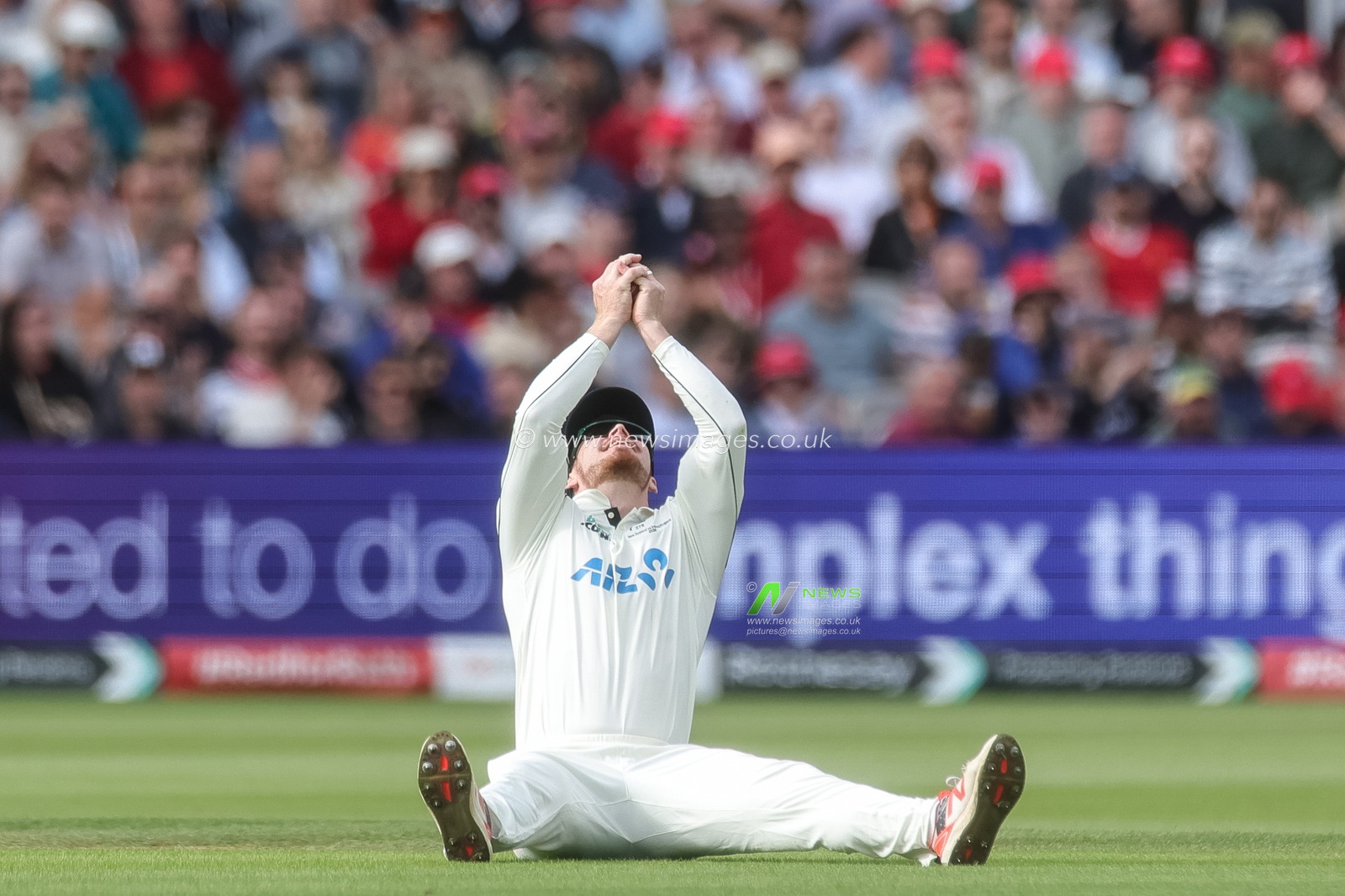 Glenn Phillips of New Zealand catches out Ollie Robinson of England, England all out! during the 1st Rothesay Test Match Day 2 match England vs New Zealand at Lords, London, United Kingdom on 05 June 2026

(Photo by Mark Cosgrove/News Images)