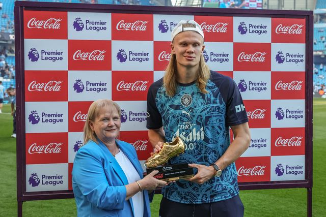 Erling Haaland of Manchester City receives the Golden Boot winner 2025/26 trophy during the Premier League match Manchester City vs Aston Villa at Etihad Stadium, Manchester, United Kingdom on 24 May 2026

(Photo by Mark Cosgrove/News Images)
