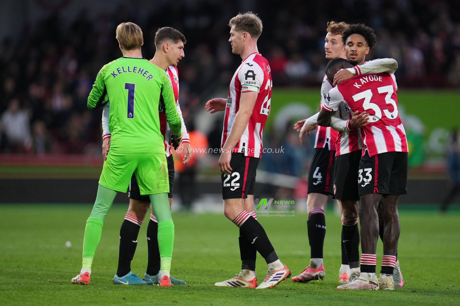 Brentford players celebrate win during the Premier League match Brentford vs Newcastle United at The Gtech Community Stadium, London, United Kingdom, 9th November 2025

(Photo by Harvey Murphy/News Images)

*** GER AUT SUI OUT ***