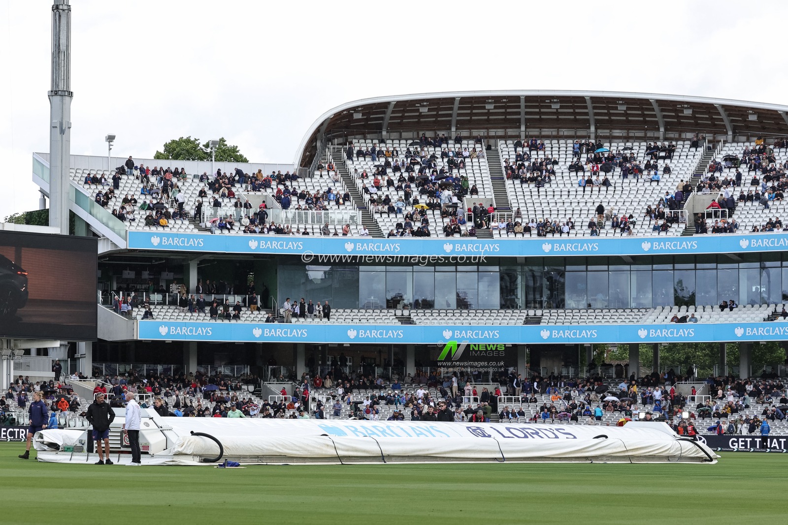 The covers come out as it starts to rain ahead of play during the 1st Rothesay Test Match Day 1 England vs New Zealand at Lords, London, United Kingdom on 04 June 2026

(Photo by Mark Cosgrove/News Images)