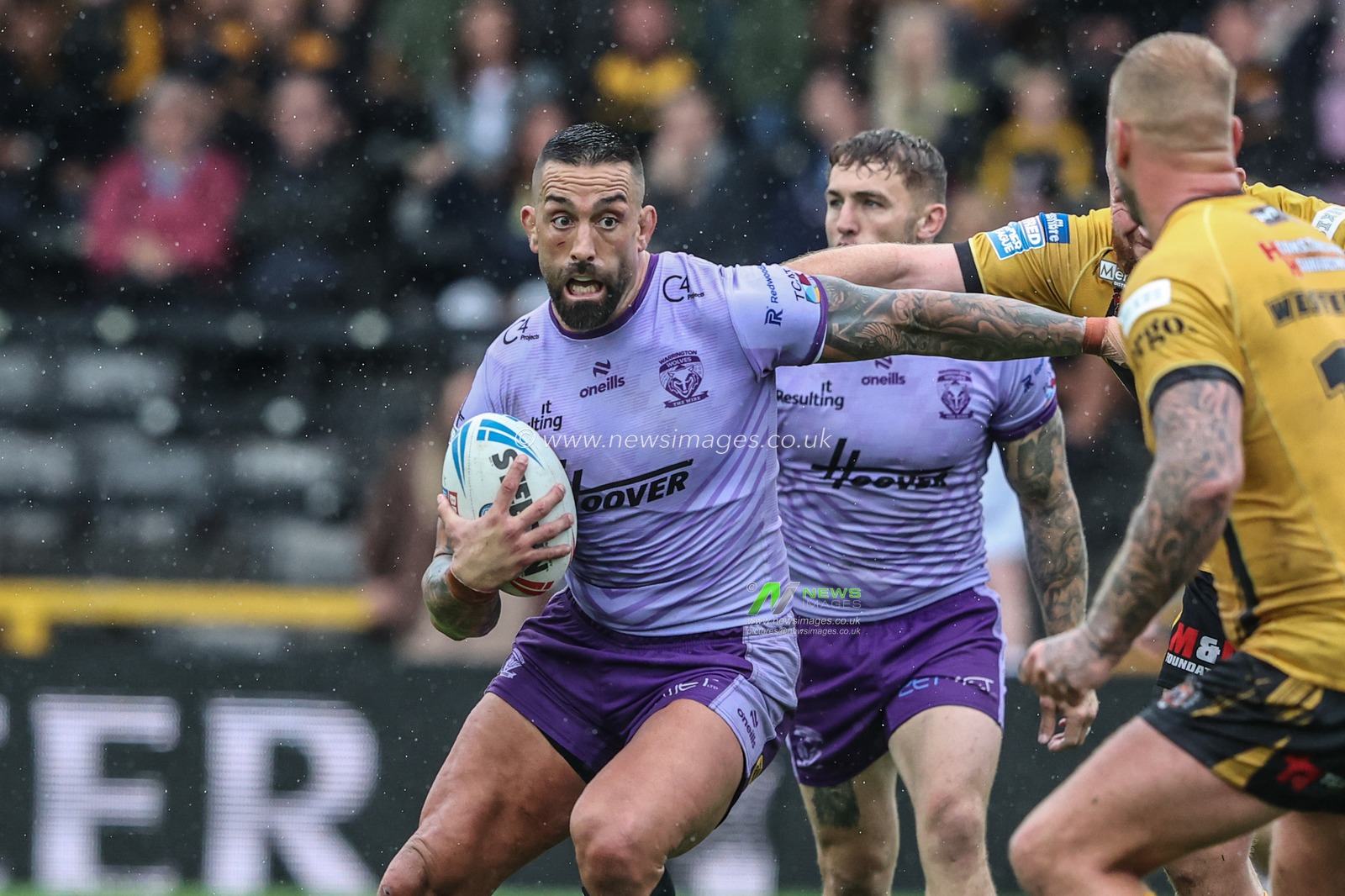 Paul Vaughan of Warrington Wolves in action during the game during the Betfred Super League round 19 match Castleford Tigers vs Warrington Wolves at The Mend-A-Hose Jungle, Castleford, United Kingdom, 20th July 2025

(Photo by Alfie Cosgrove/News Images)