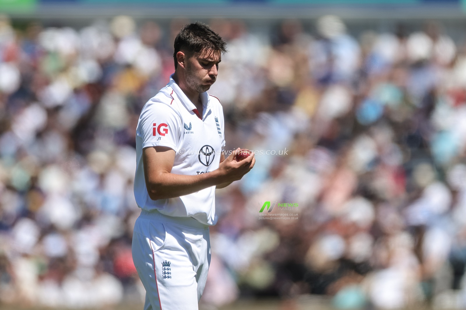 Josh Tongue of England inspects the ball during the 2nd Rothesay Test Match Day 1 match England vs New Zealand at The Kia Oval, London, United Kingdom on 17 June 2026

(Photo by Mark Cosgrove/News Images)