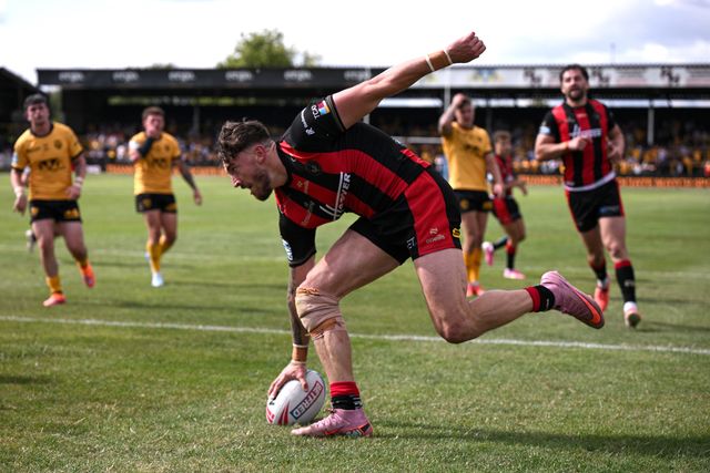Toby King of Warrington Wolves makes a try during the Betfred Super League round 21 match Castleford Tigers vs Warrington Wolves at OneBore Stadium, Castleford, Untied Kingdom on 01 August 2026

(Photo by Ben Roberts/News Images)
