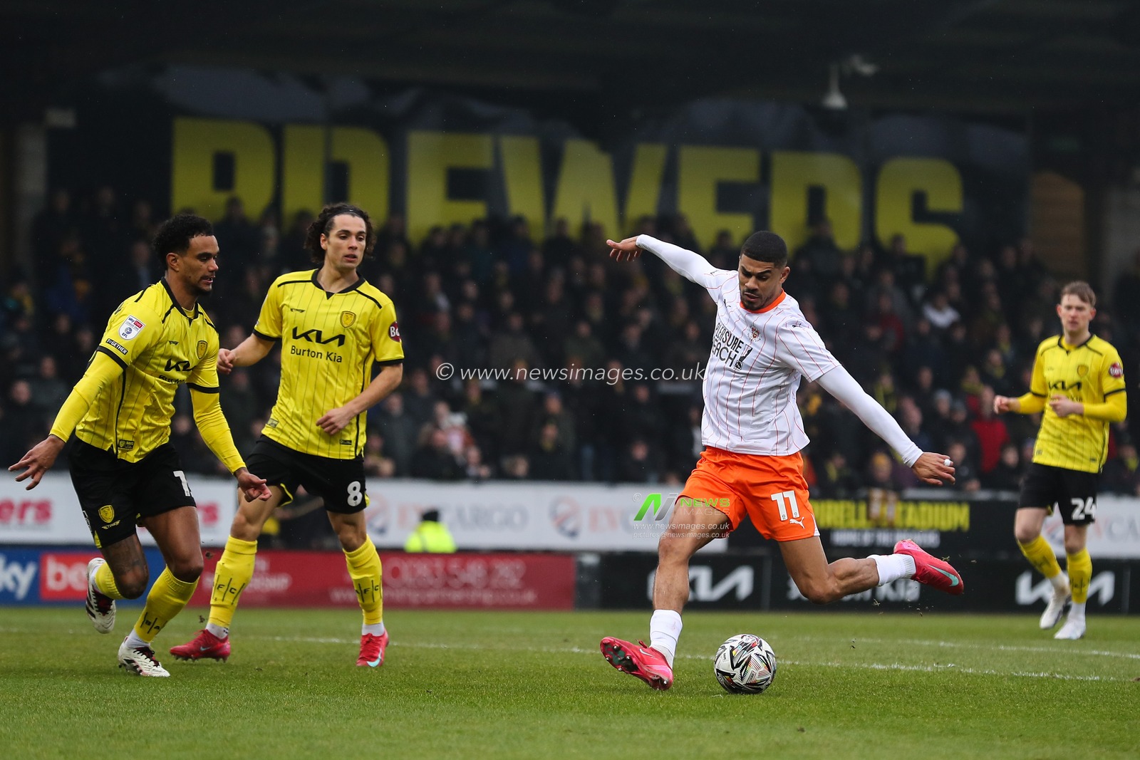 Ashley Fletcher of Blackpool has a shot at goal during the Sky Bet League 1 match Burton Albion vs Blackpool at Pirelli Stadium, Burton upon Trent, United Kingdom, 8th February 2025

(Photo by Gareth Evans/News Images)
