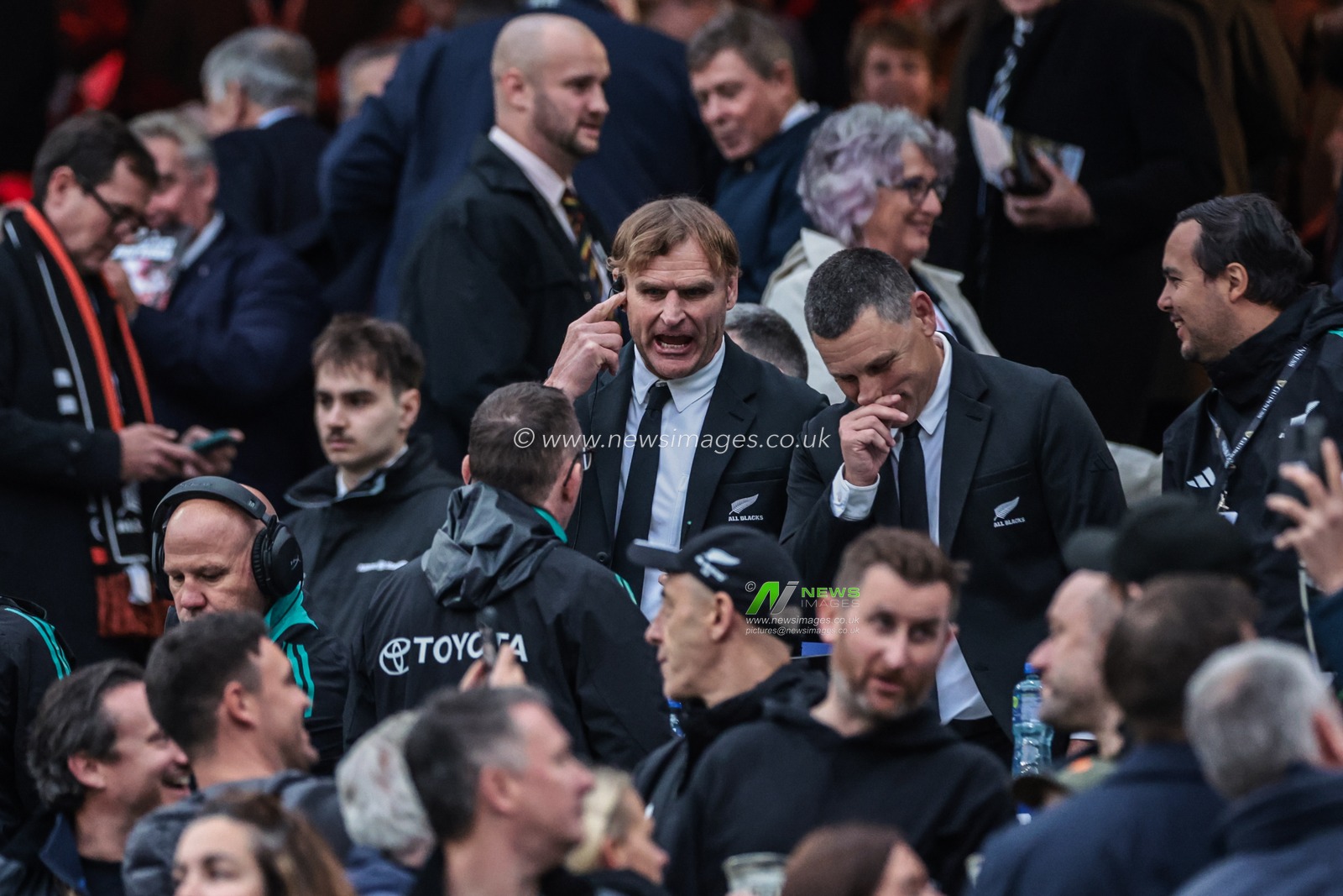 Scott Robertson Head coach of New Zealand during the Quilter Nations Series 2025 match England vs New Zealand at Allianz Stadium, Twickenham, United Kingdom, 15th November 2025

(Photo by Mark Cosgrove/News Images)

*** GER AUT SUI OUT ***
