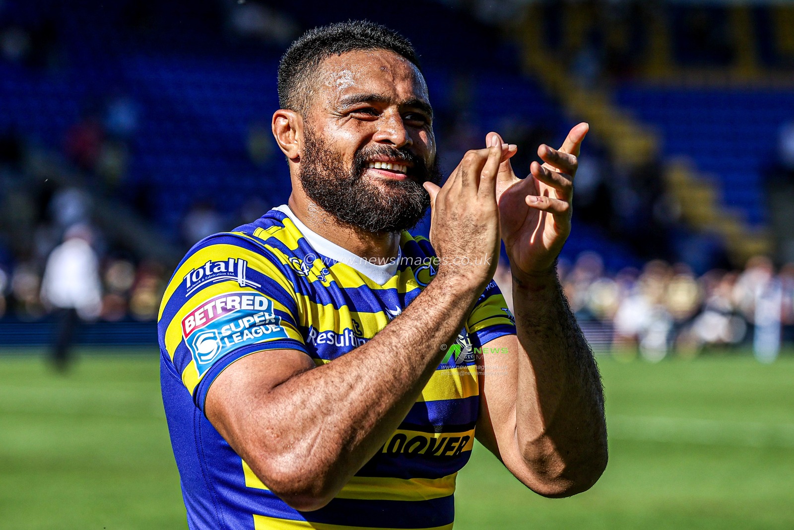 Toafofoa Sipley of Warrington Wolves applauds the fans after the game during the Betfred Super League round 12 match Warrington Wolves vs Bradford Bulls at The Halliwell Jones Stadium, Warrington, United Kingdom on 24 May 2026

(Photo by Alfie Cosgrove/News Images)