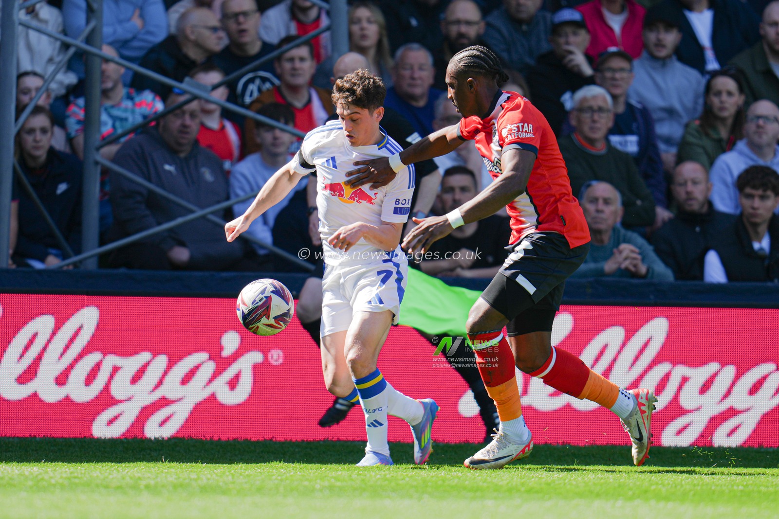 Daniel James of Leeds United drives forward with the ball during the Sky Bet Championship match Luton Town vs Leeds United at Kenilworth Road, Luton, United Kingdom, 5th April 2025

(Photo by Harvey Murphy/News Images)