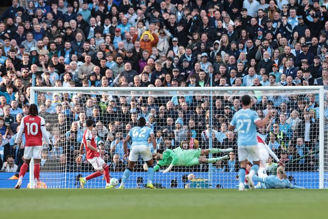 Erling Haaland of Manchester City scores to make it 2-1 during the Premier League match Manchester City vs Arsenal at Etihad Stadium, Manchester, United Kingdom on 19 April 2026

(Photo by Mark Cosgrove/News Images)