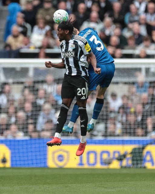 Anthony Elanga of Newcastle Untied and Adrien Truffert of Bournemouth battle for the ball during the Premier League match Newcastle Untied vs Bournemouth at St. James's Park, Newcastle, United Kingdom on 18 April 2026

(Photo by Mark Cosgrove/News Images)