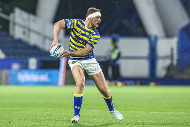 Ben Currie of Warrington Wolves passes the ball during the Betfred Super League round 10 match Huddersfield Giants vs Warrington Wolves at Accu Stadium, Huddersfield, United Kingdom on 02 May 2026

(Photo by Alfie Cosgrove/News Images)