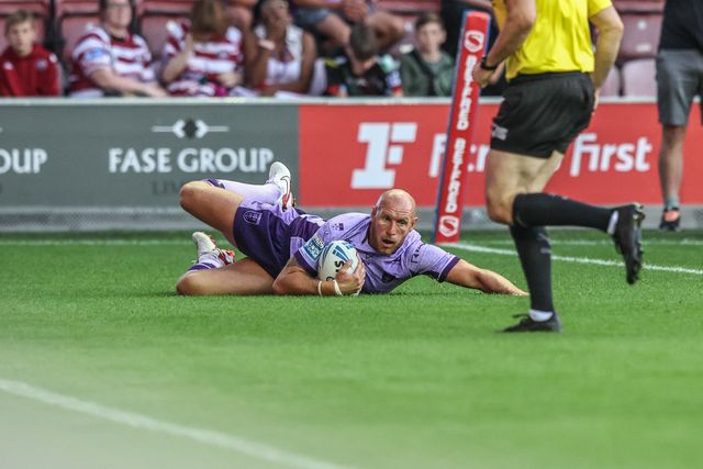 Dean Hadley of Hull KR goes over for a try during the Betfred Super League round 22 match Wigan Warriors vs Hull KR at The Brick Community Stadium, Wigan, United Kingdom, 15th August 2025

(Photo by Alfie Cosgrove/News Images)