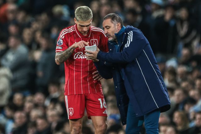 Vitor Pereira manager of Nottingham Forest gives instructions to Nicolas Dominguez of Nottingham Forest during the Premier League match Manchester City vs Nottingham Forest at Etihad Stadium, Manchester, United Kingdom on 04 March 2026

(Photo by Mark Cosgrove/News Images)