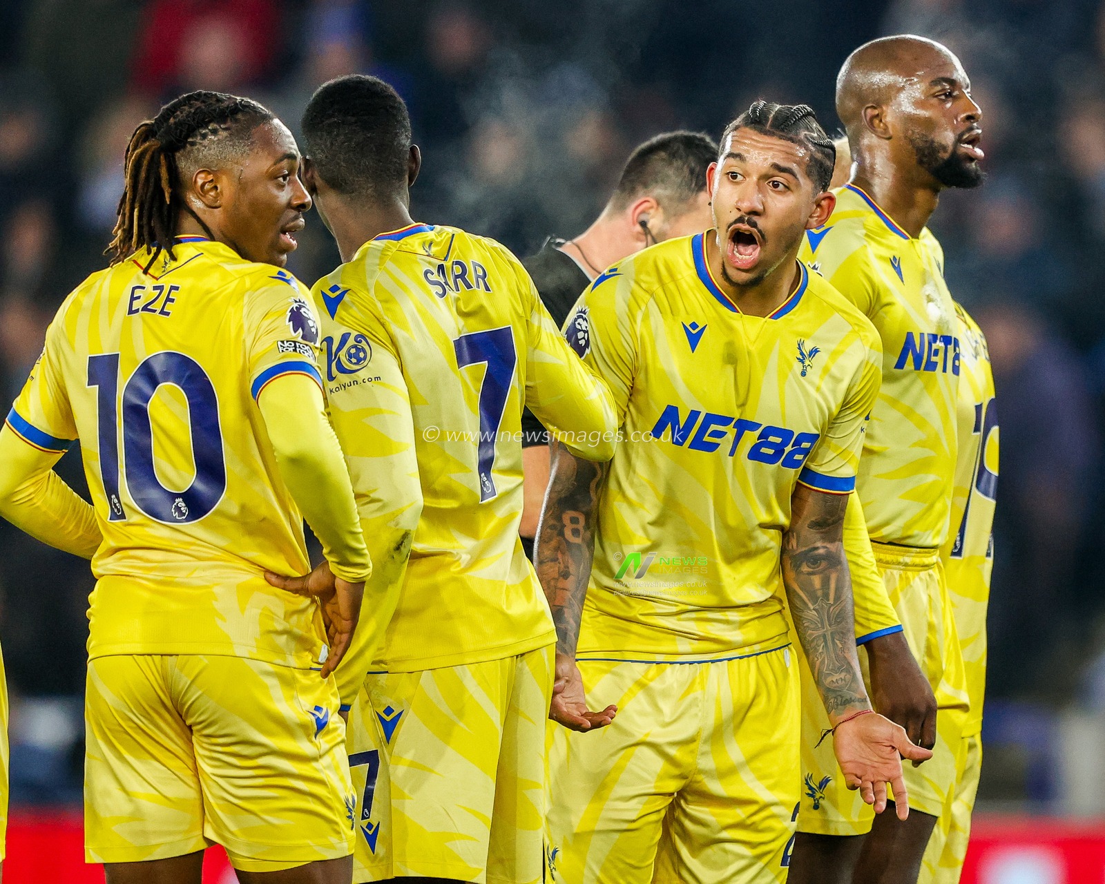 Chris Richards of Crystal Palace gives the team instructions during the Premier League match Leicester City vs Crystal Palace at King Power Stadium, Leicester, United Kingdom, 15th January 2025

(Photo by Alfie Cosgrove/News Images)