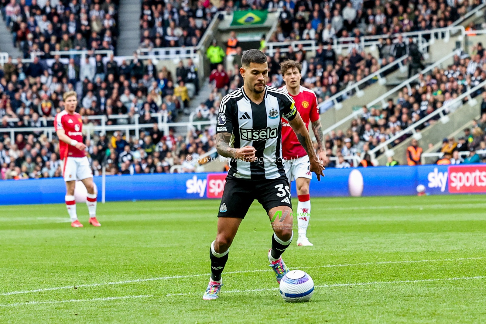 Bruno Guimaraes of Newcastle United scores to make it 4-1 during the Premier League match Newcastle United vs Manchester United at St. James's Park, Newcastle, United Kingdom, 13th April 2025

(Photo by Mark Cosgrove/News Images)