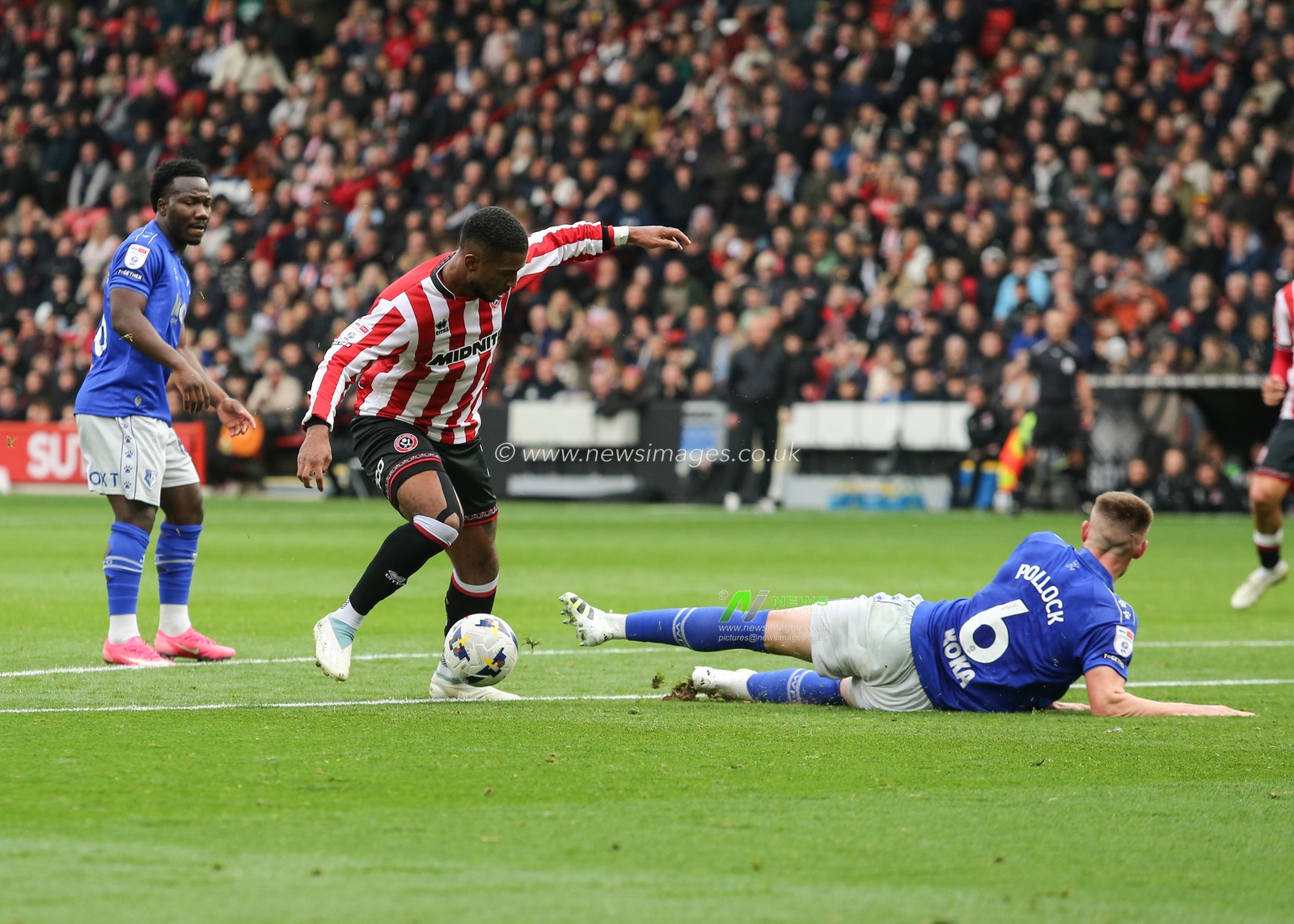 Tyrese Campbell of Sheffield United on the ball during the Sky Bet Championship match Sheffield United vs Watford at Bramall Lane, Sheffield, United Kingdom, 18th October 2025

(Photo by Richard Bierton/News Images)