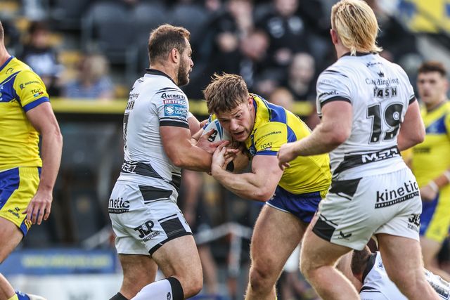 Luke Thomas of Warrington Wolves is tackled by Aidan Sezer of Hull FC during the Betfred Super League Round 26 match Hull FC vs Warrington Wolves at MKM Stadium, Hull, United Kingdom, 13th September 2025

(Photo by Alfie Cosgrove/News Images)