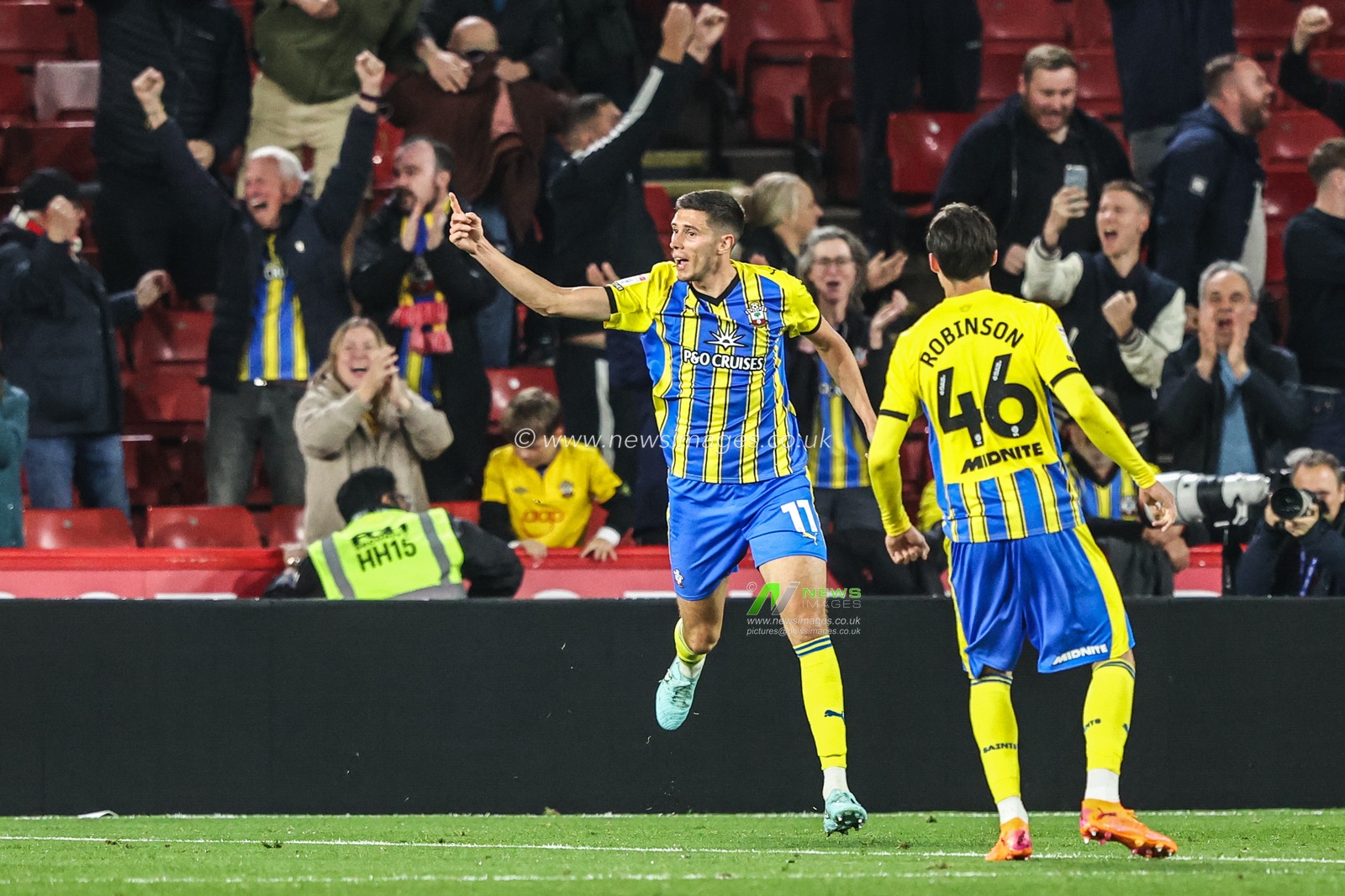 Ross Stewart of Southampton celebrates his goal to make it 1-1 during the Sky Bet Championship match Sheffield United vs Southampton at Bramall Lane, Sheffield, United Kingdom, 30th September 2025

(Photo by Alfie Cosgrove/News Images)