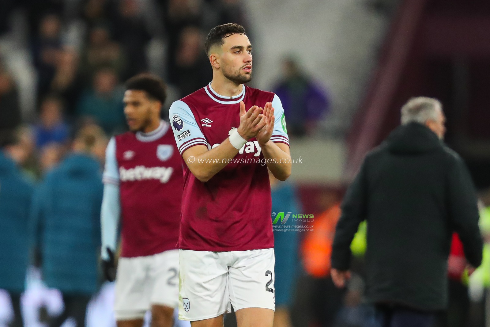 Max Kilman of West Ham United applauds the fans at the end of the Premier League match West Ham United vs Wolverhampton Wanderers at London Stadium, London, United Kingdom, 9th December 2024

(Photo by Izzy Poles/News Images)