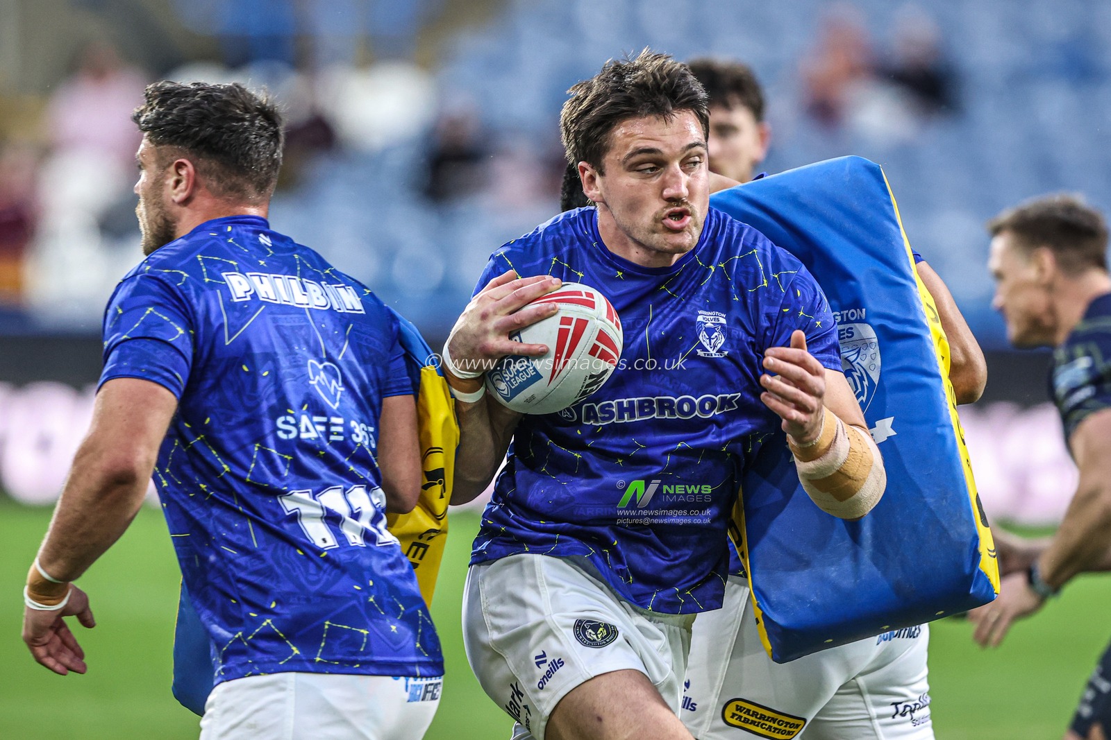 Liam Byrne of Warrington Wolves in the pre-game warm up during the Betfred Super League round 10 match Huddersfield Giants vs Warrington Wolves at Accu Stadium, Huddersfield, United Kingdom on 02 May 2026

(Photo by Alfie Cosgrove/News Images)