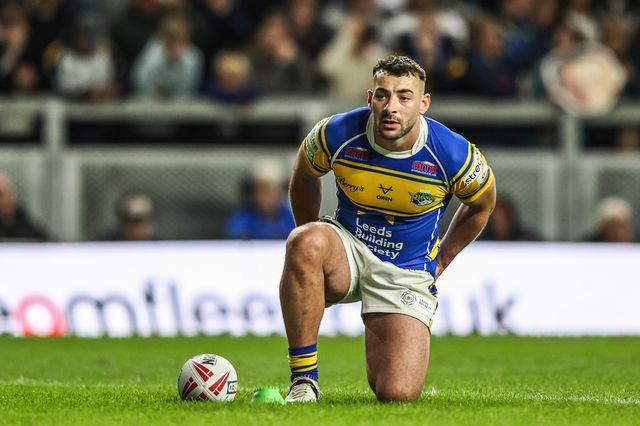 Jake Connor of Leeds Rhinos lines up a penalty during the Betfred Super League round 23 match Leeds Rhinos vs Hull KR at Headingley Stadium, Leeds, United Kingdom, 21st August 2025

(Photo by Alfie Cosgrove/News Images)